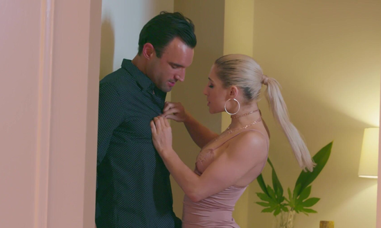 Подцепил шлюшку рядом с клубом и получил бесплатный секс на вечер