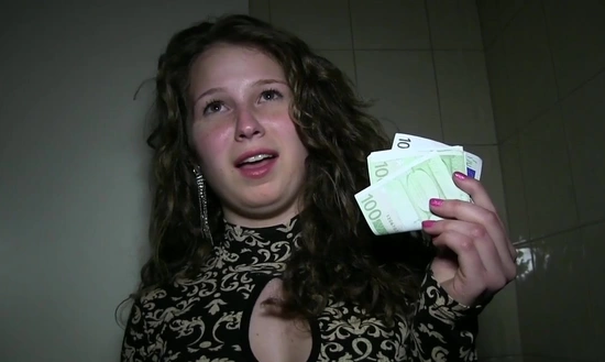 Студентку трахнули в рот и писечку в раздевалке фитнес клуба