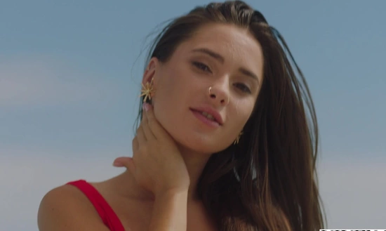 Молодой мачо не дал туристке позагорать и втянул ее в небольшое секс-приключение