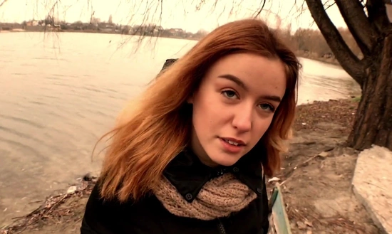 Русская девушка отсасывает другу на берегу озера, согревая руки о горячий член