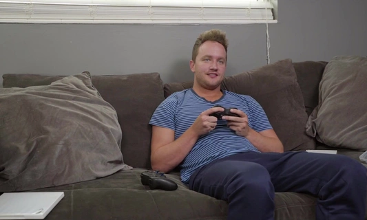 Парню пришлось оттрахать двух женщин, чтобы не мешали играть в PlayStation