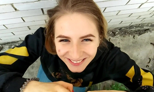 Чтобы не вести парня домой, русская блондинка заманила его ебаться на заброшку