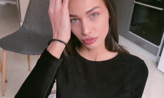 Красивая русская девушка сама соблазнила парня на страстный минет