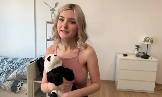 Сводная сестра сделала брату минет, показала сиськи и дала кончить в рот