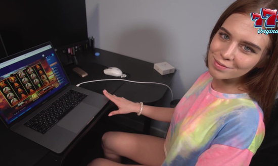 Студент отмечает крупный выигрыш и трахает соседку с общаги