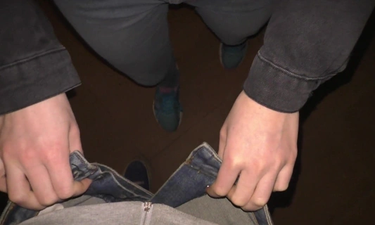 Привел девушку трахаться в подъезд, потому что нет своей хаты