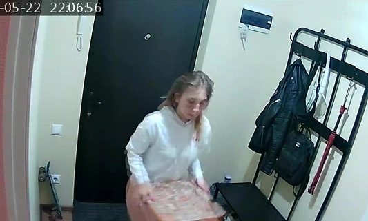 Бедная студентка заказала пиццу и рассчиталась за нее минетом