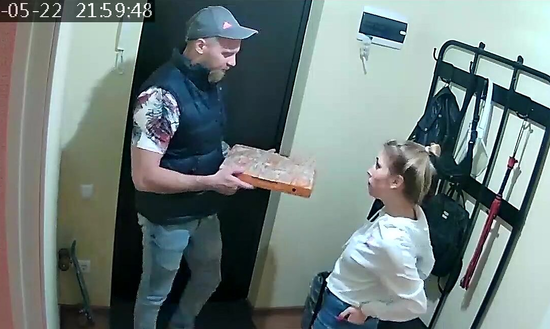 Бедная студентка заказала пиццу и рассчиталась за нее минетом