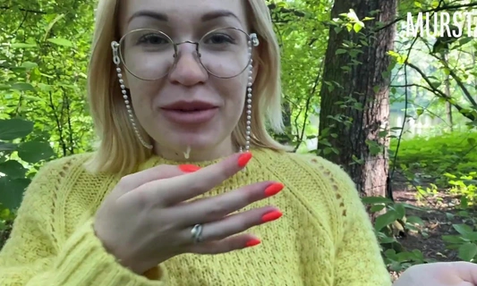 Пикапер подцепил русскую давалку и подбил ее отсосать прямо на улице - да она и сама хотела этого