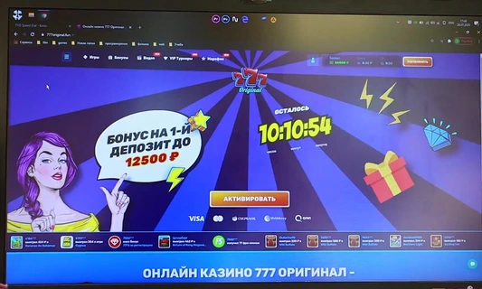 Пока парень поднимает деньги на ставках, его подружка делает минет