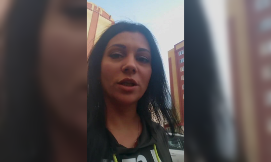 Русская милфа решила побрить пизду в публичном месте и снять всё это на телефон