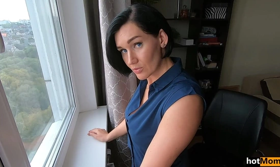 Получил компромат на зрелую мачеху и развел её на секс