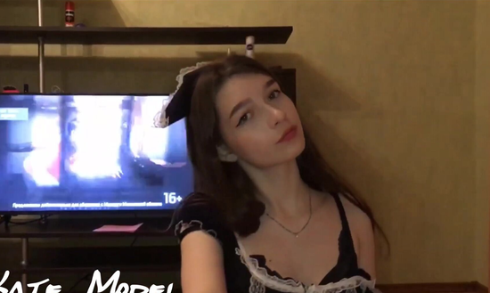 С виду скромная, молодая горничная никогда не отказывается от секса с хозяином