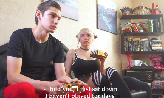 Испачкалась мороженым и сразу же разделась перед другом