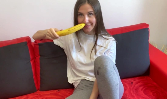 Русская девушка сделала другу минет у парня за спиной, а он так ничего и не понял