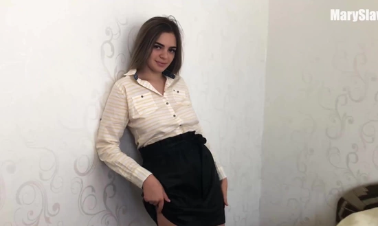 Русская девушка очень мило отсосасывает другу и дает кончить на красивую грудь