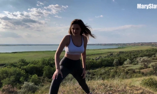 Маша возбудилась во время растяжек и захотела секса на природе