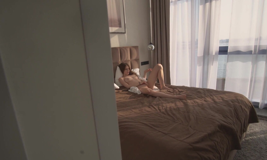 Подглядывал как подружка мастурбирует после душа - и оттрахал её!