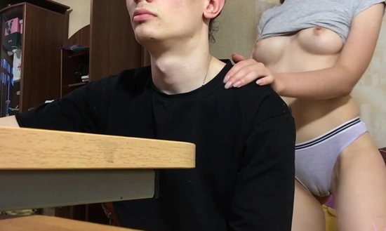 Малышка захотела секса и отвлекла друга от своего компа!