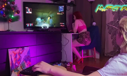 Отвлекла парня от прохождения Cyberpunk 2077 и сделала ему домашний минет!