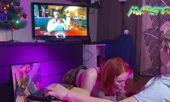 Отвлекла парня от прохождения Cyberpunk 2077 и сделала ему домашний минет!