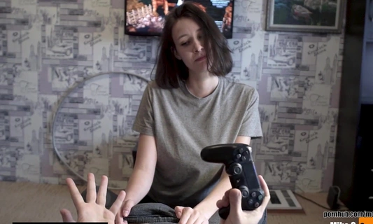 Пытался игнорировать милую подружку, но та все равно сделала минет!