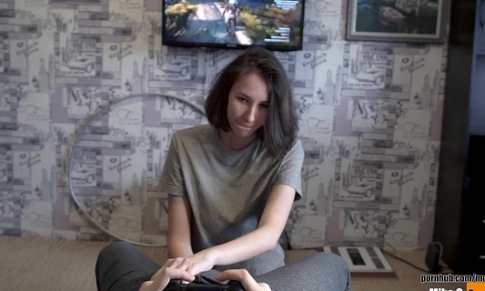 Пытался игнорировать милую подружку, но та все равно сделала минет!