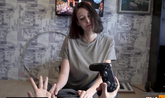 Пытался игнорировать милую подружку, но та все равно сделала минет!