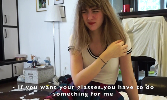 Сводный брат спрятал очки сеструхи и заставил её трахаться!