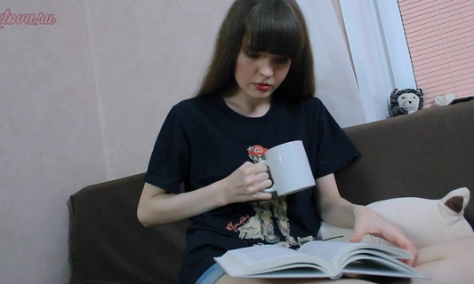 Студентка показывает другу киску через скайп, и мастурбирует с ним по телефону!