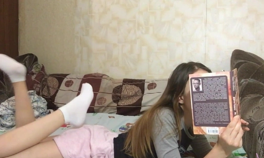 Сводная сестра соблазнила брата на секс, когда читала книжку!