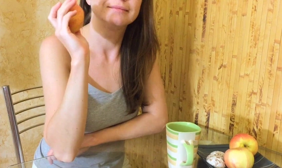 Сводная сестра пожаловалась брату на неудачи с парнями, а он предложил потрахаться!