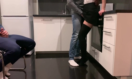 Бесстыдная жена изменяет мужу с любовником прямо у него на глазах!