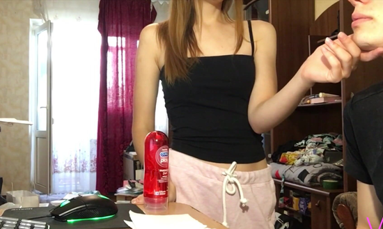 Вике очень понравилось, что друг мастурбирует на её сексуальные фотки!