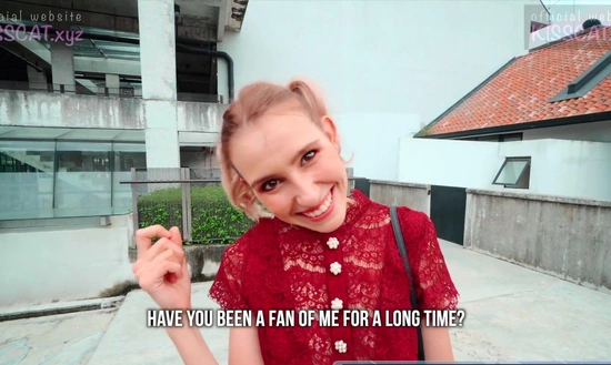 Блогер встретил фанатку на отдыхе и трахнул её с удовольствием!