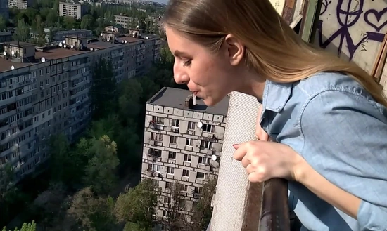 Привел подругу на балкон чтобы сделала минет со спермой в рот!