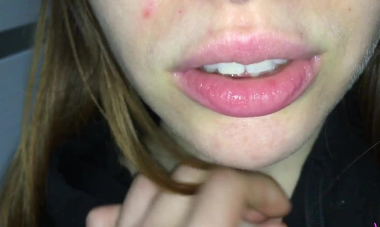 Пытался трахать подругу как можно тише, но она не удержалась!