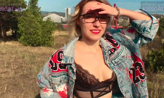 Русская девушка разделась из за жары, а её друг - сильно возбудился!