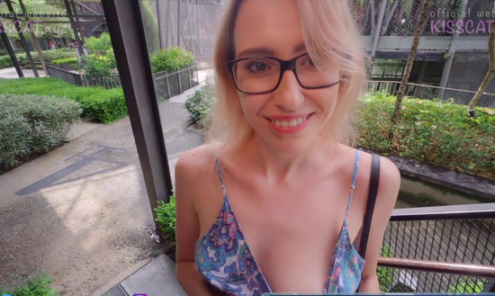 Любовник уже на первом свидании отвел девушку за угол и насадил раком на член!