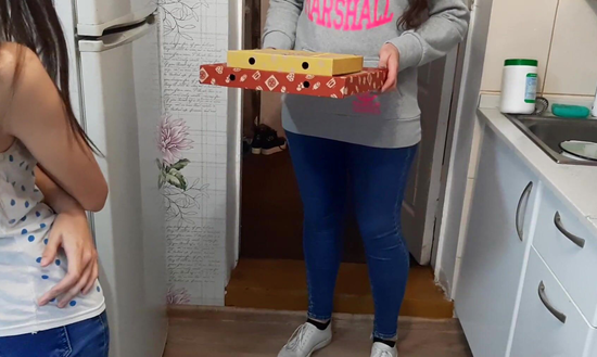 Привезла клиентке пиццу и трахнула её страпоном - русское порно с разговорами!