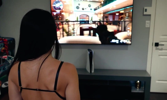 Трахаю раком красивую подругу, пока она играет в Playstation 5!