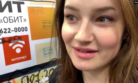 Подцепил велосипедистку и сразу трахнул в рот в ближайшем подъезде!