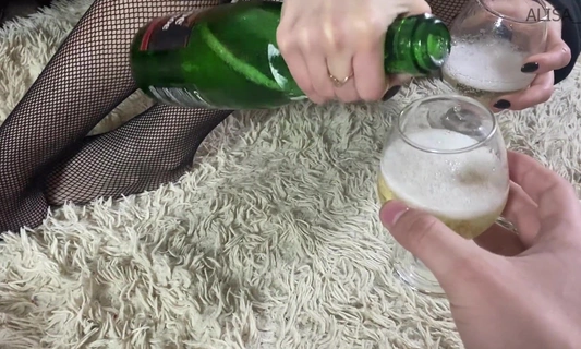 Не смогла отказать парню и просто помогла ему кончить!
