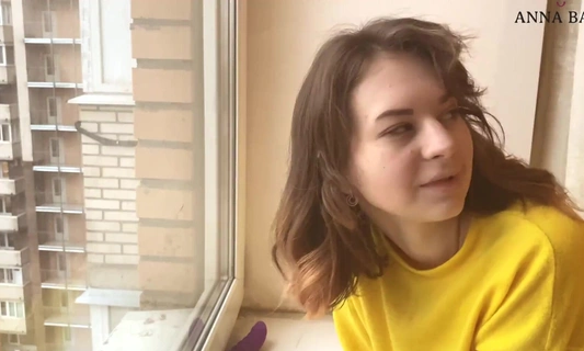 Девушка сильно заскучала сидя дома, но крепкий член соседа быстро привел её в чувство!