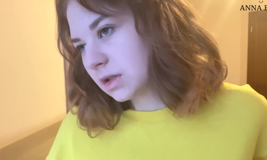 Девушка сильно заскучала сидя дома, но крепкий член соседа быстро привел её в чувство!