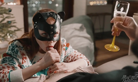 Милашка в маске и ее парень засняли праздничный - новогодний минет!
