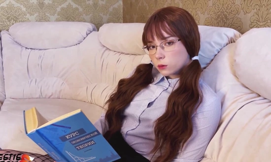 Скромная русская студентка сорвала занятие с репетитором и предложила ему - минет и секс!