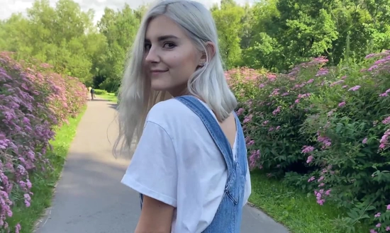 Русская красотка захотела сделать другу приятно во время утренней прогулки!