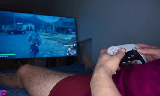 Просто играл в PS5 но русской пышечке страшно захотелось отсосать!