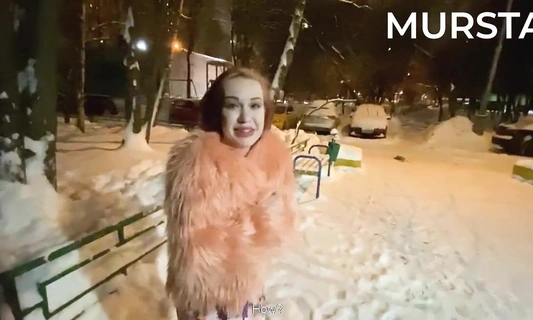 Русская девушка отсосала в подъезде за 15 баксов и дала кончить в рот!